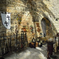 Diada sombra en el muro del castillo